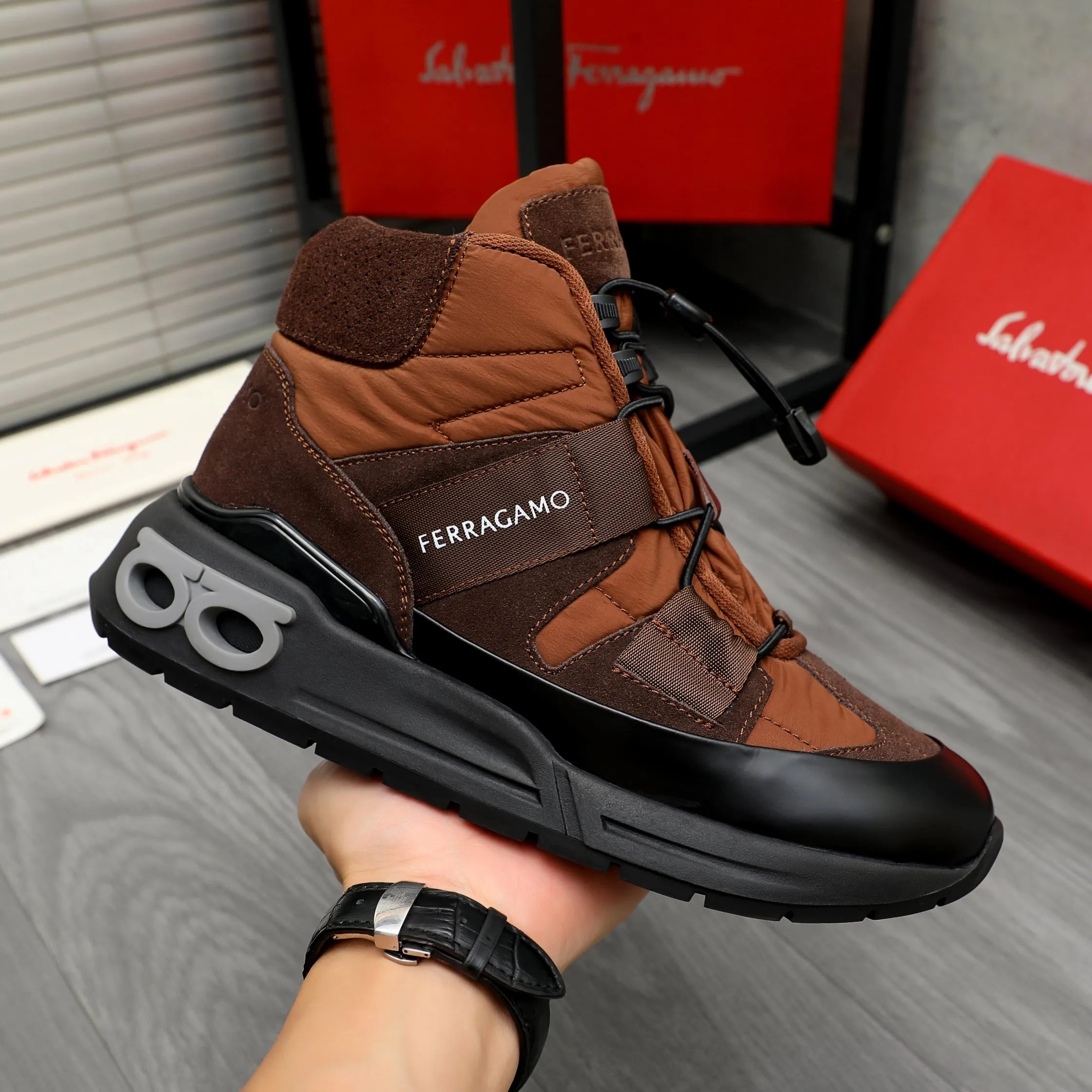 Men's shoes 💰640 Product trademark: Ferragamo "Ferragamo" high-top casual shoes Regular size: 38-46 (45.46 is custom-made and non-returnable) Product materials: Selected frosted cowhide stitching cloth upper, cowhide lining, original outsole